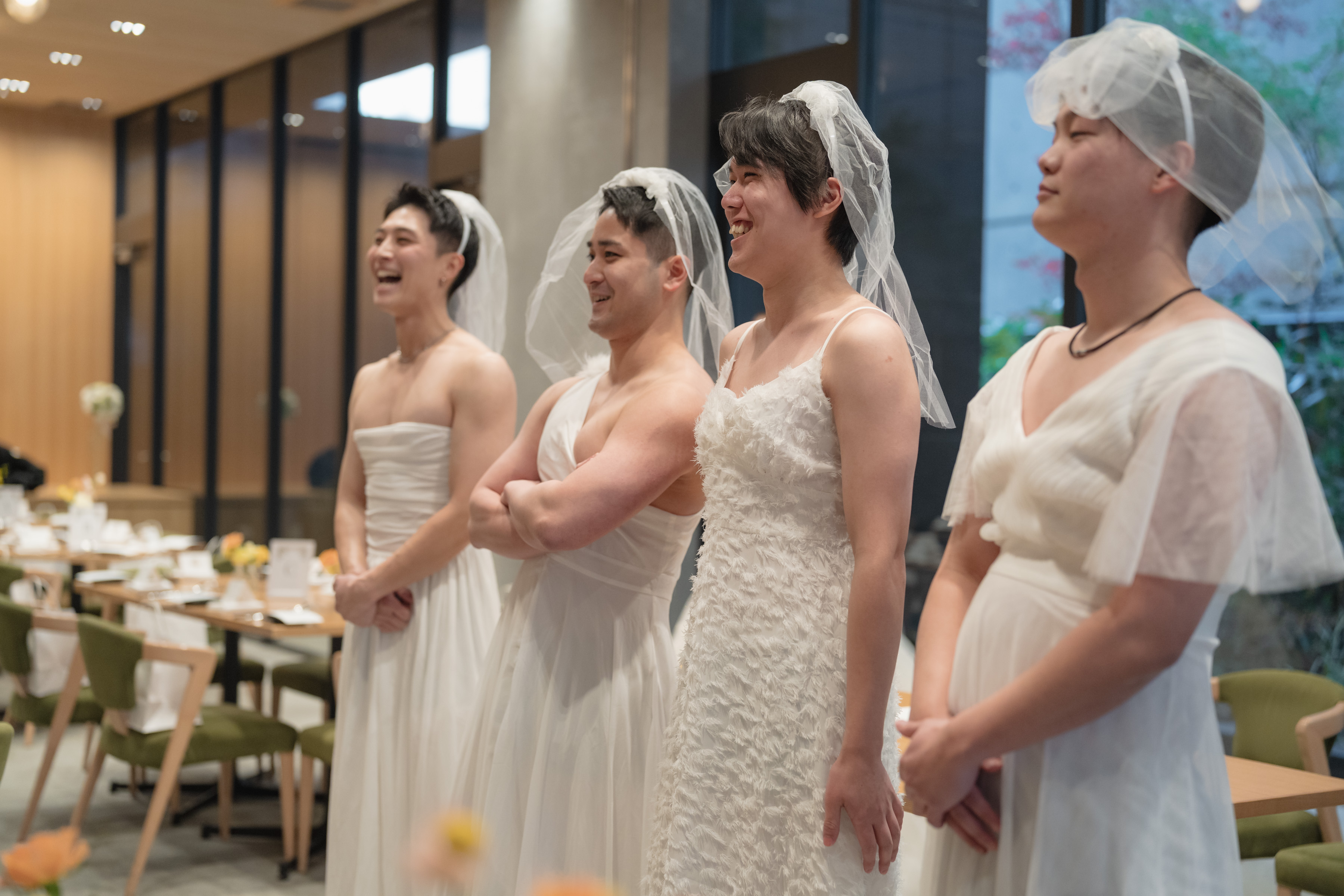 ファーストミートでまさかのサプライズ！新郎友人がドレス姿に？！